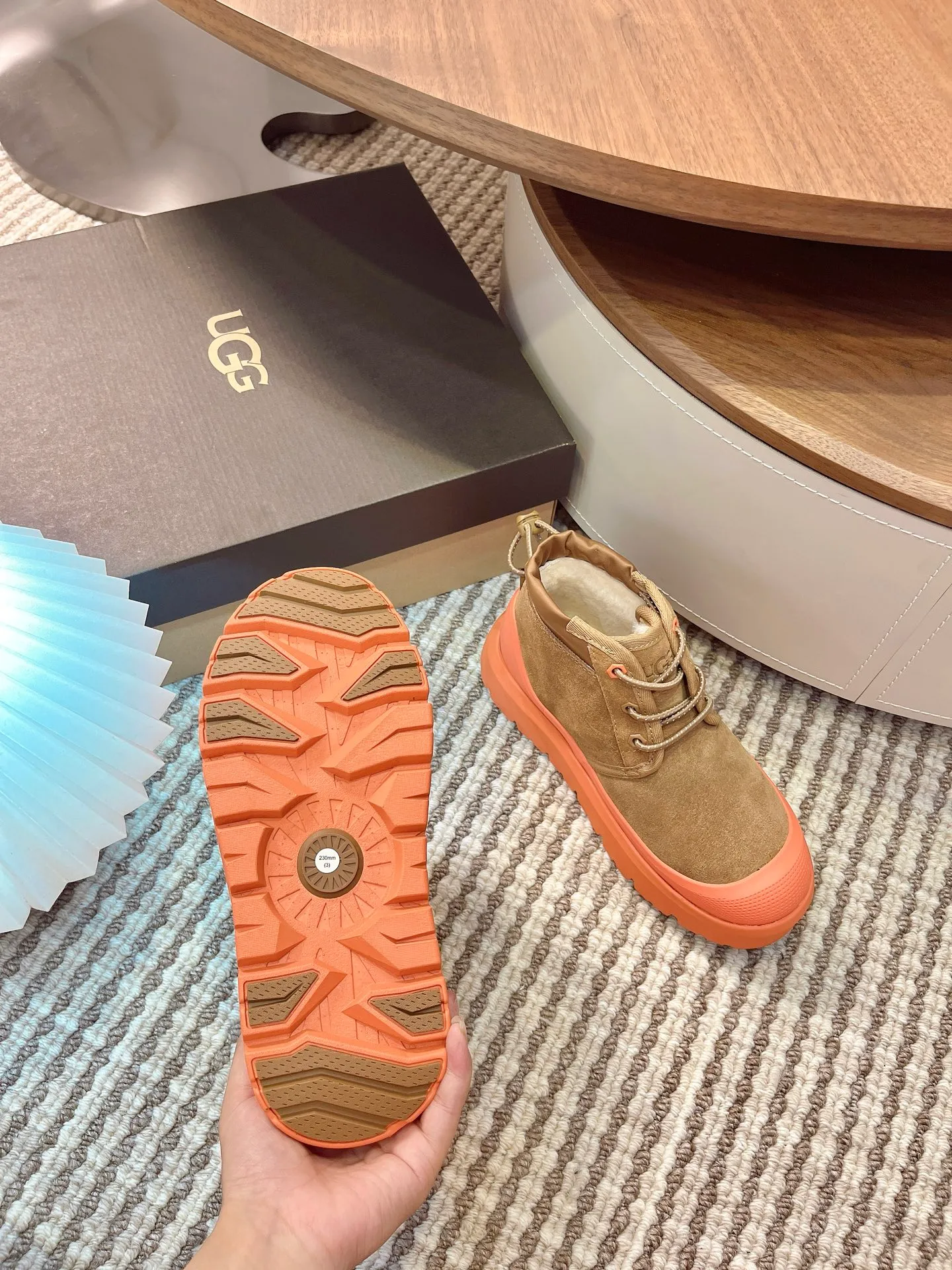 【UGG】 P: 560💰 Couple shoes Size: Women’s size 35-40 / Men’s size 40-44 UGG Tasman Weather Hybrid slip-on snow boots👢 Wang Yibo's same style 👏 adds a large orange sole to the classic Tasman shoe style, functional color contrast design, environmentally friendly waterproof and snowproof material, which has both fashionable and functional attributes. At the same time, it is paired with the new UGG furry shoes Keen's furry color-blocking jacket. Bright orange and maroon collide to create a new light outdoor style and open up a new travel experience in early autumn! Using the best materials, the 17mm fur integrated surface is warmer and breathable, and the outsole is upgraded to a lightweight and wear-resistant light wing technology outsole!